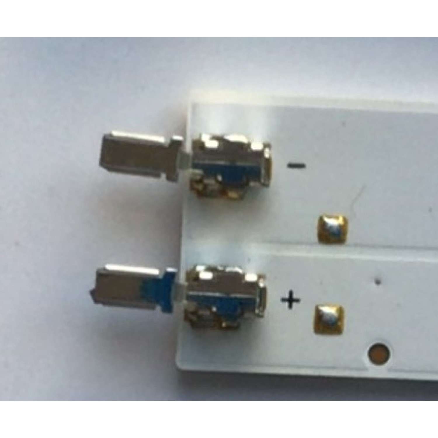 KIT DE LED'S PARA TV SAMSUNG (INCOMPLETO SOLO 9 PIEZAS) / NUMERO DE PARTE BN96-24136A / BN96-24137A / 40-3535LED-60EA-L / 40-3535LED-60EA-R / D1GE-400SCB-R3 / D2GE-400SCA-R3 / MODELOS UN40EH / UA40EH5300 / NOTA IMPORTANTE:KIT CONSTA DE 10 PIEZAS EN TOTAL - Imagen 6